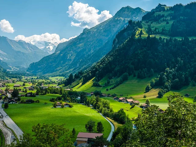 Ried im Zillertal mit Bergpanorama