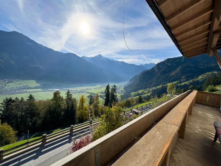 Hippach im Zillertal mit Bergpanorama